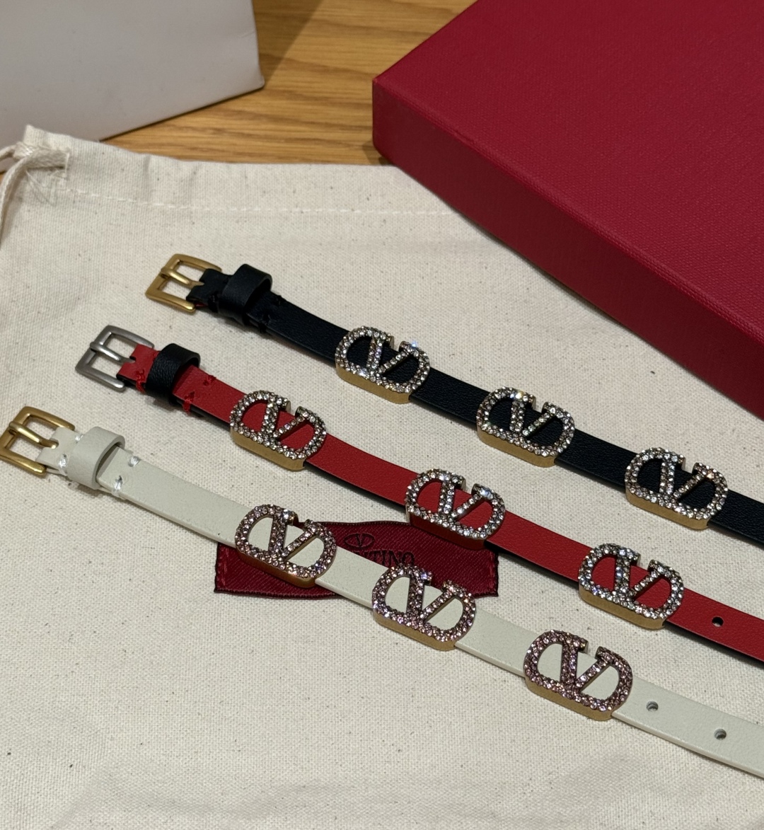 -集合图🥳
华仑天奴新款皮革手环
金属镀钌logo，可调节饰带，搭扣顶端至三个孔眼中心长：19厘米.意大