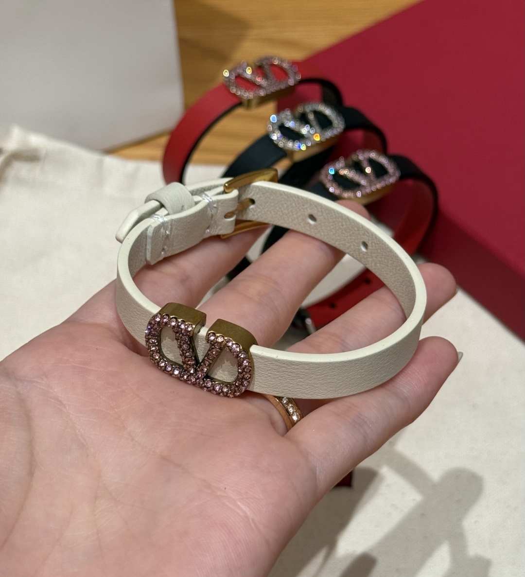 -华仑天奴新款皮革手环
金属镀钌logo，可调节饰带，搭扣顶端至三个孔眼中心长：19厘米.意大利🇮🇹制造