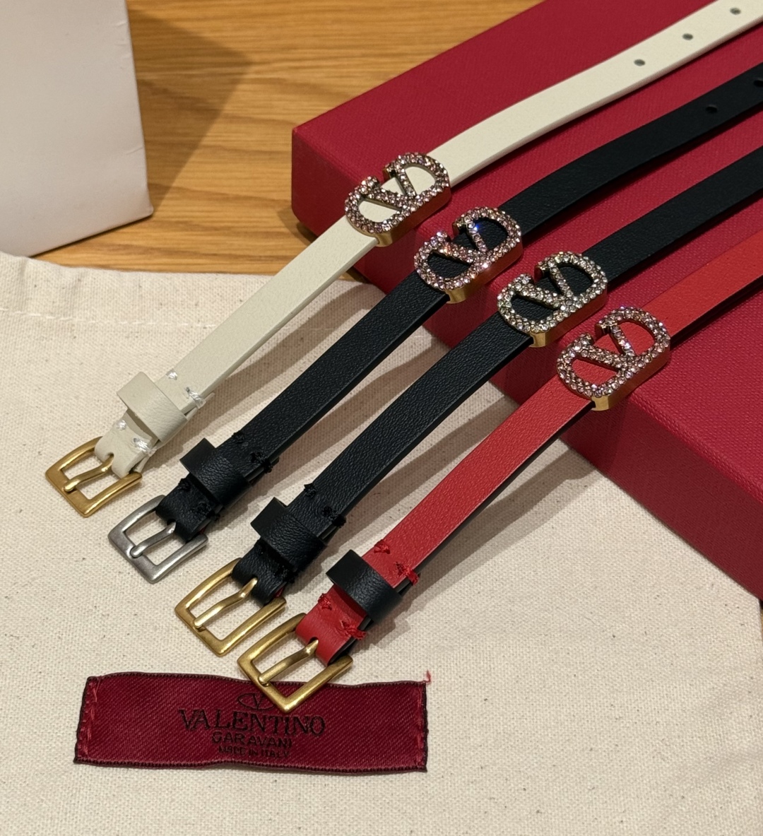 -集合图🥳
华仑天奴新款皮革手环
金属镀钌logo，可调节饰带，搭扣顶端至三个孔眼中心长：19厘米.意大