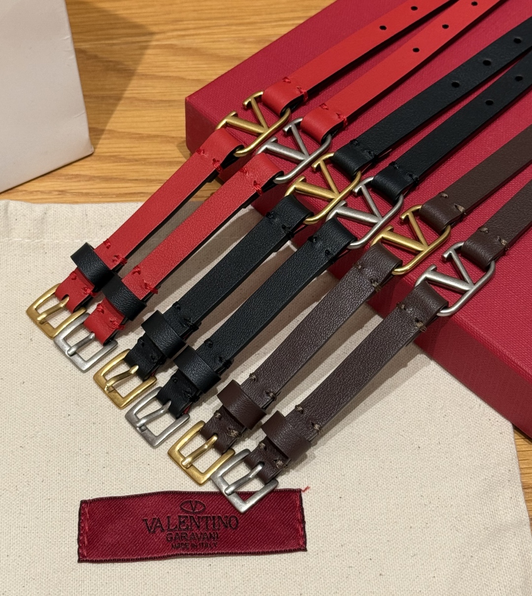 -集合图🥳
华伦天奴新款皮革手环
金属镀钌logo，可调节饰带，搭扣顶端至三个孔眼中心长：19厘米.意大