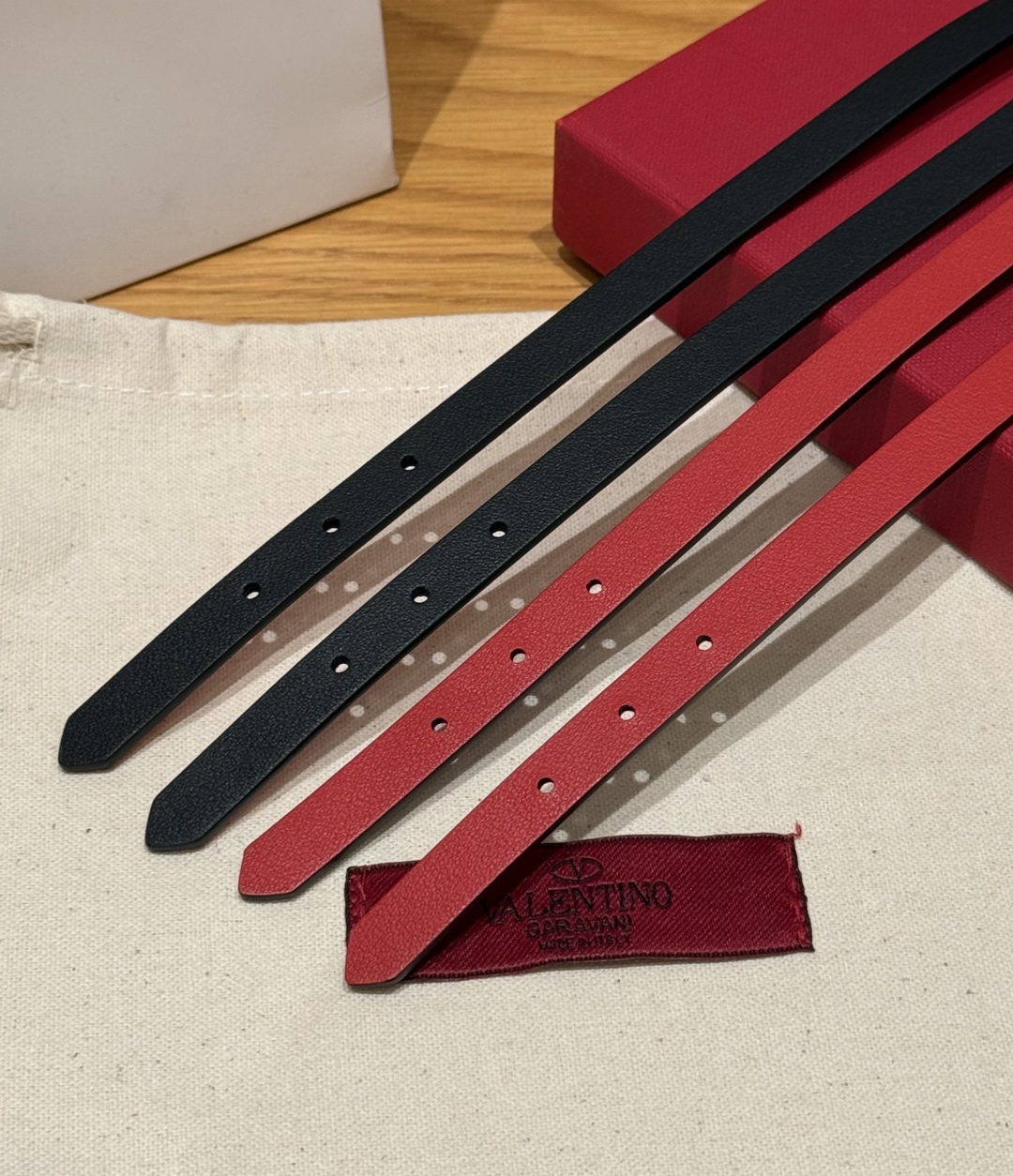 -集合图🥳
华仑天奴新款皮革手环
金属镀钌logo，可调节饰带，搭扣顶端至三个孔眼中心长：.意大利🇮🇹制