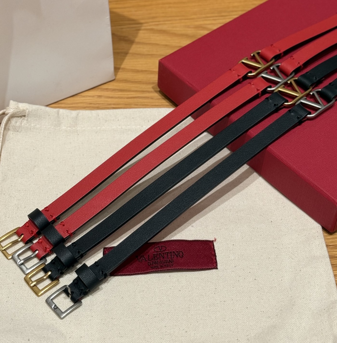 -集合图🥳
华仑天奴新款皮革手环
金属镀钌logo，可调节饰带，搭扣顶端至三个孔眼中心长：.意大利🇮🇹制