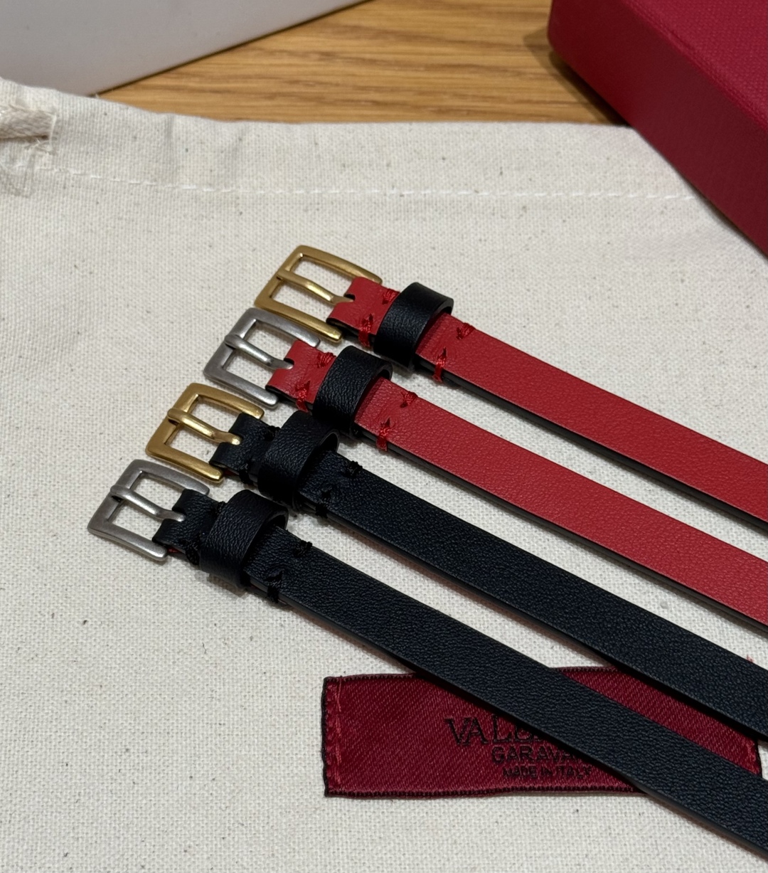-集合图🥳
华仑天奴新款皮革手环
金属镀钌logo，可调节饰带，搭扣顶端至三个孔眼中心长：.意大利🇮🇹制
