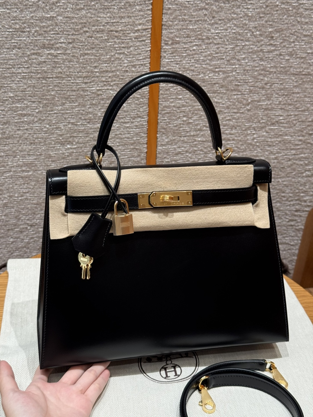 NO:852035,StyleKelly Color89/Noir Size28*22*10cm LeatherBox From France HardwareGold Kelly 28cm, black, Box leather, original cowhide imported from France, outer seam, gold buckle, advanced hand-made exclusive customization, pure hand-made nails, hand-engraved hardware, stainless steel electroplating 24k hardware, customer order, Hermes, tom ford, cowhide, Hermes,19860909StyleKelly Colour89/Noir Size28*22*10cm LeatherBox From France HardwareGold 凯莉28cm, 黑色,Box皮,法国进口原厂牛皮,外缝,金扣,高级全手工专属定制 纯手工手打钉,手刻五金,精钢电镀24k五金 客订实拍customer order,爱马仕,hermes,tom ford,cowhide,Hermes,,Bag