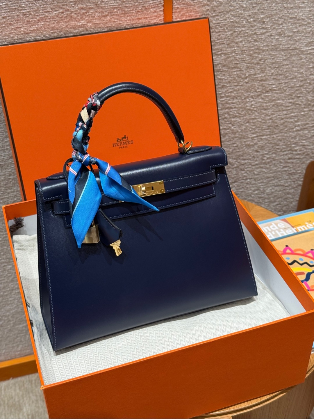 NO:852129,StyleKelly Color73/Blue sahir Size28*22*10cm LeatherBox From France HardwareGold Kelly 28cm, sapphire blue, BOX leather outer seam, original cowhide imported from France, gold buckle, high-end hand-made exclusive customization, pure hand-made nails, hand-engraved hardware, stainless steel electroplating 24k hardware, customer order, Hermes, tom ford, cowhide, Hermes,19860909StyleKelly Colour73/Blue sahir Size28*22*10cm LeatherBox From France HardwareGold 凯莉28cm,宝石蓝,BOX皮外缝,法国进口原厂牛皮,金扣,高级全手工专属定制 纯手工手打钉,手刻五金,精钢电镀24k五金 客订实拍customer order,爱马仕,hermes,tom ford,cowhide,Hermes,,Bag