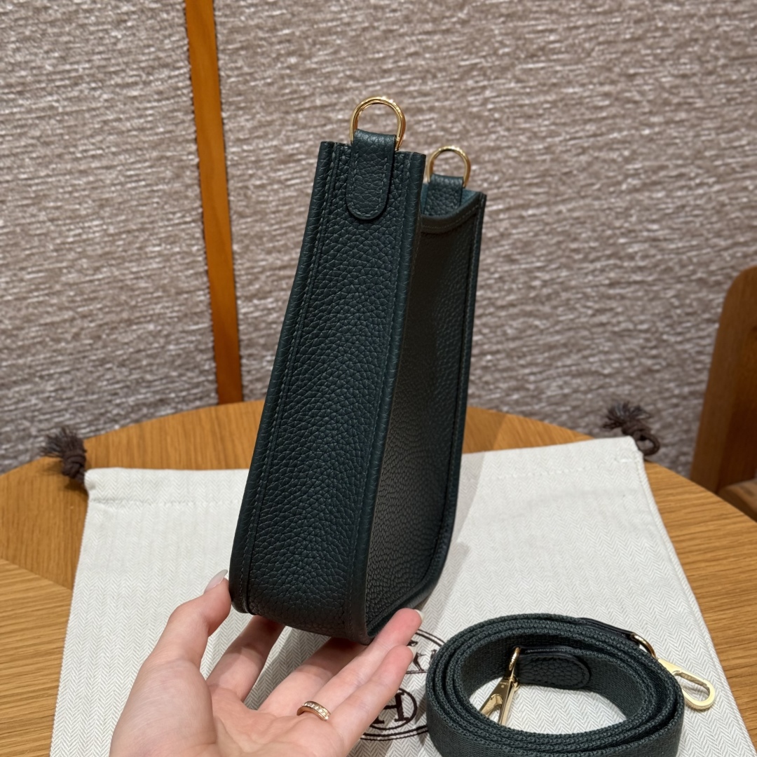 ￼Style：Evelyne
Colour：60/Vert cypres
Size：16*18*5cm
Leather：Clemence From France
Hardware：Gold

迷你伊芙琳，松柏绿，tc皮，法国进口原厂牛皮，金扣，高级全手工专属定制‼️

客订实拍🐎🐎customer order🐎🐎