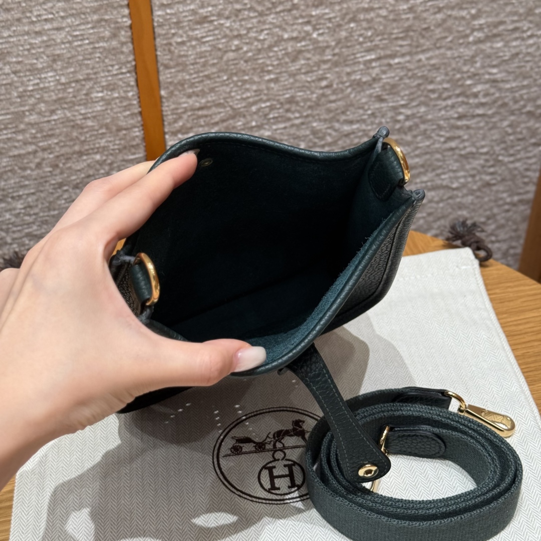￼Style：Evelyne
Colour：60/Vert cypres
Size：16*18*5cm
Leather：Clemence From France
Hardware：Gold

迷你伊芙琳，松柏绿，tc皮，法国进口原厂牛皮，金扣，高级全手工专属定制‼️

客订实拍🐎🐎customer order🐎🐎
