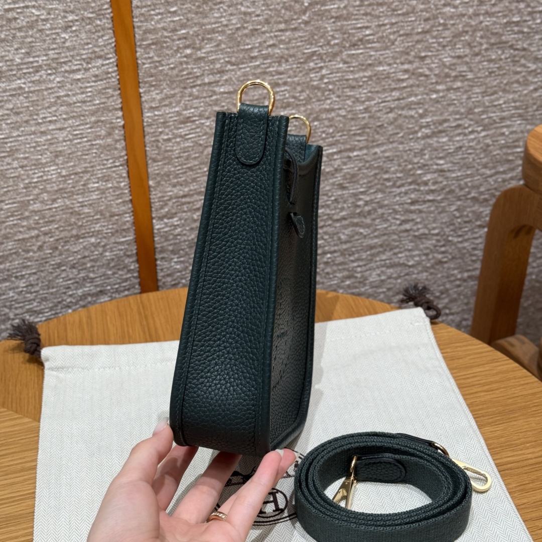 ￼Style：Evelyne
Colour：60/Vert cypres
Size：16*18*5cm
Leather：Clemence From France
Hardware：Gold

迷你伊芙琳，松柏绿，tc皮，法国进口原厂牛皮，金扣，高级全手工专属定制‼️

客订实拍🐎🐎customer order🐎🐎