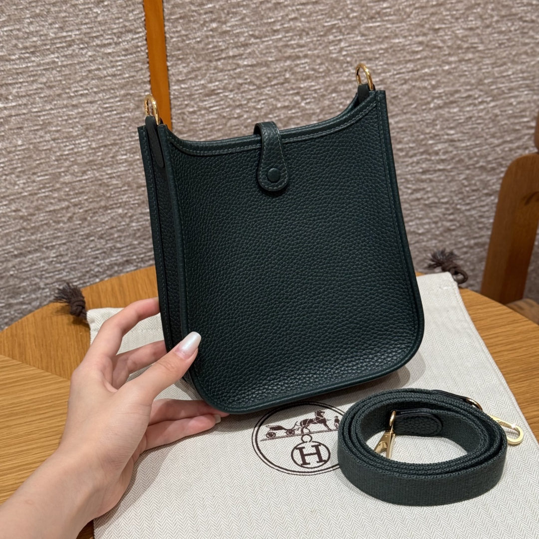 ￼Style：Evelyne
Colour：60/Vert cypres
Size：16*18*5cm
Leather：Clemence From France
Hardware：Gold

迷你伊芙琳，松柏绿，tc皮，法国进口原厂牛皮，金扣，高级全手工专属定制‼️

客订实拍🐎🐎customer order🐎🐎