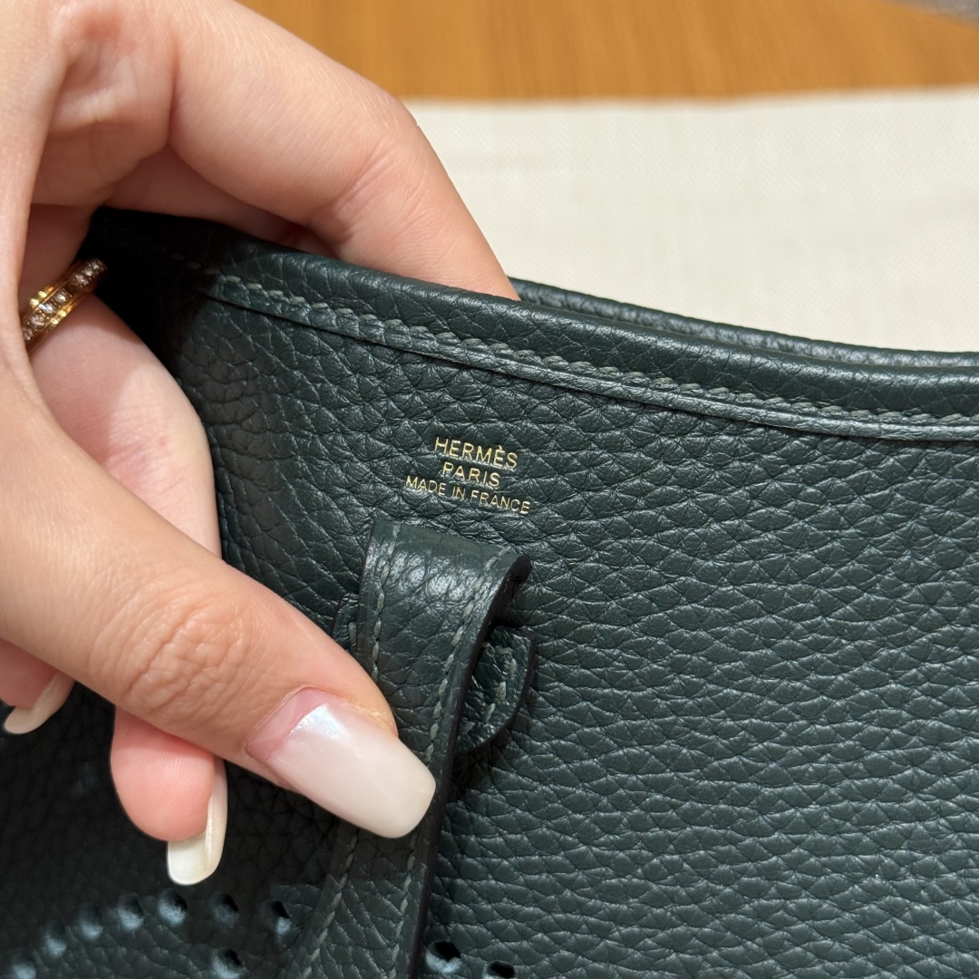 ￼Style：Evelyne
Colour：60/Vert cypres
Size：16*18*5cm
Leather：Clemence From France
Hardware：Gold

迷你伊芙琳，松柏绿，tc皮，法国进口原厂牛皮，金扣，高级全手工专属定制‼️

客订实拍🐎🐎customer order🐎🐎