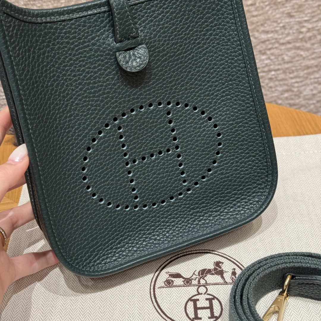 ￼Style：Evelyne
Colour：60/Vert cypres
Size：16*18*5cm
Leather：Clemence From France
Hardware：Gold

迷你伊芙琳，松柏绿，tc皮，法国进口原厂牛皮，金扣，高级全手工专属定制‼️

客订实拍🐎🐎customer order🐎🐎