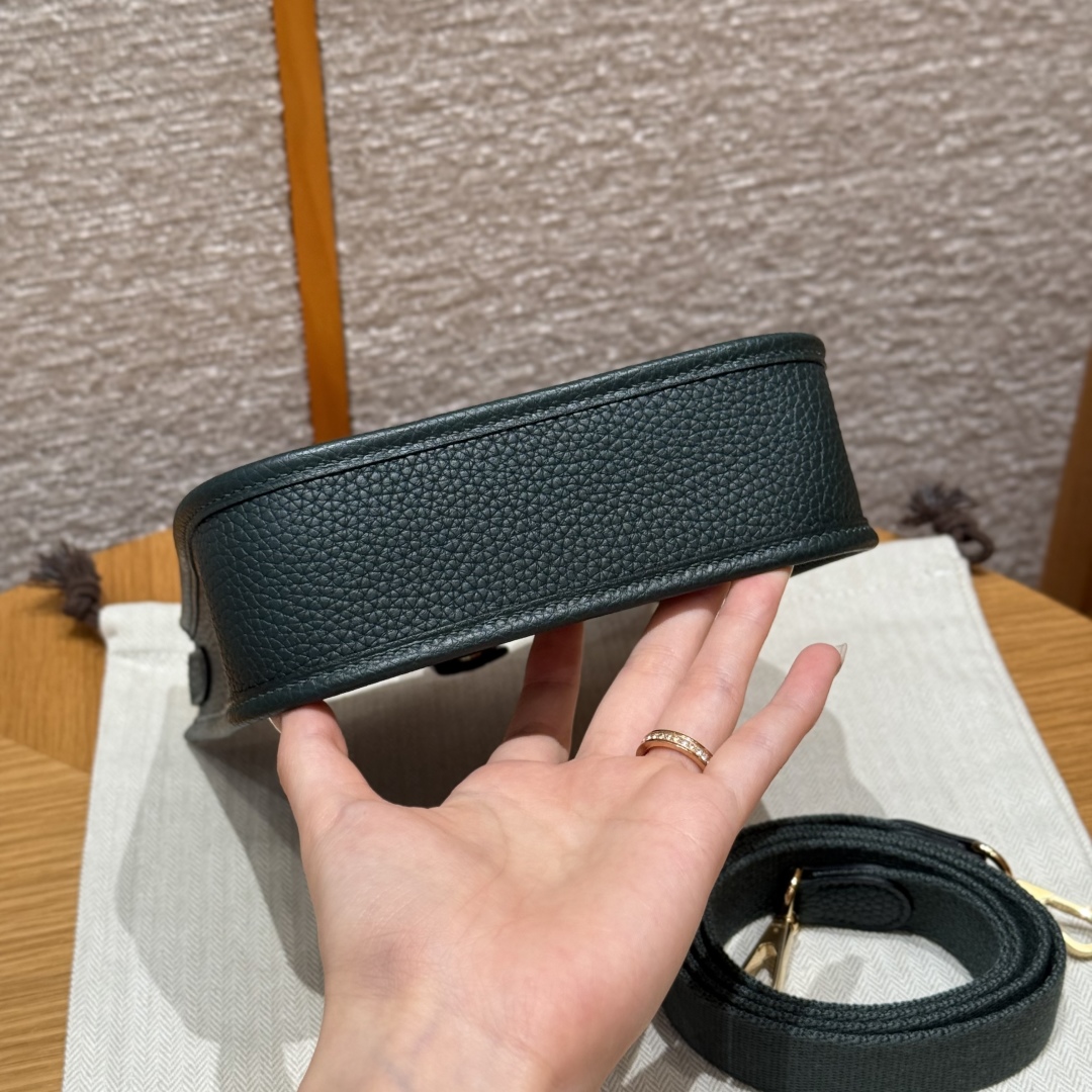 ￼Style：Evelyne
Colour：60/Vert cypres
Size：16*18*5cm
Leather：Clemence From France
Hardware：Gold

迷你伊芙琳，松柏绿，tc皮，法国进口原厂牛皮，金扣，高级全手工专属定制‼️

客订实拍🐎🐎customer order🐎🐎