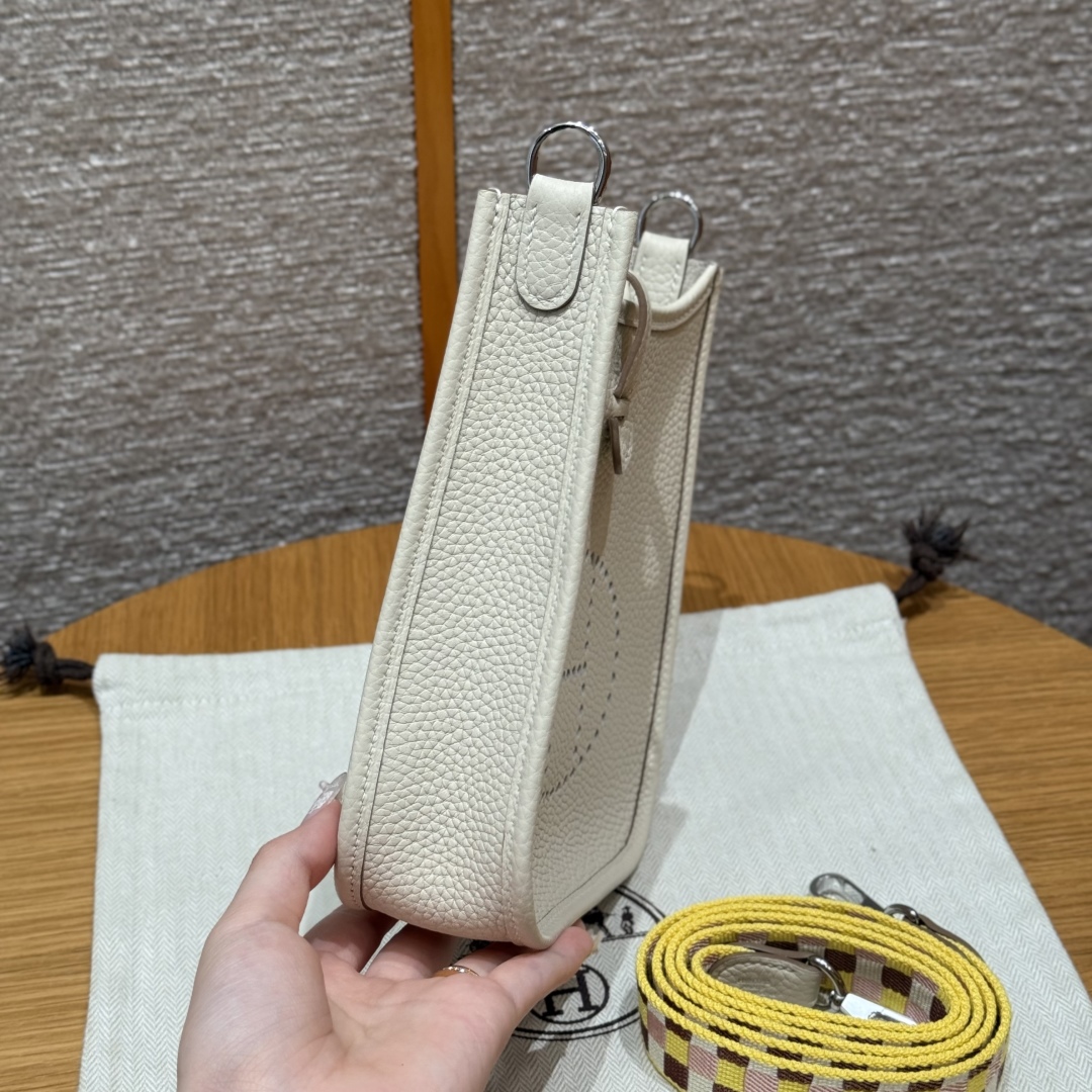 Style：Evelyne
Colour：10/craie
Size：16*18*5cm
Leather：clemence From France
Hardware：silver

迷你伊芙琳，奶昔白，彩色肩带，tc皮，法国进口原厂牛皮，银扣，高级全手工专属定制‼️

客订实拍🐎🐎customer order🐎🐎