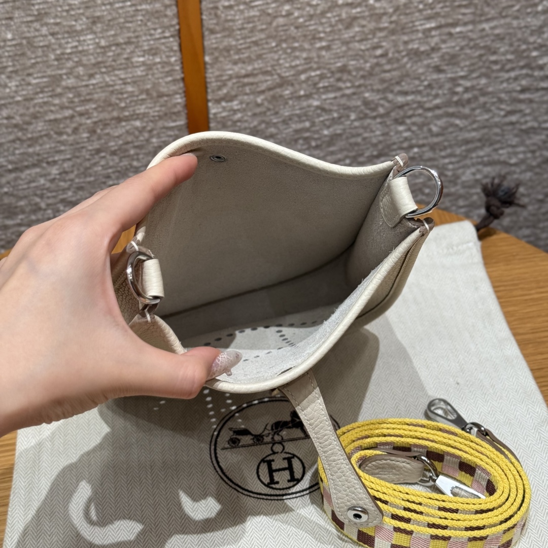 Style：Evelyne
Colour：10/craie
Size：16*18*5cm
Leather：clemence From France
Hardware：silver

迷你伊芙琳，奶昔白，彩色肩带，tc皮，法国进口原厂牛皮，银扣，高级全手工专属定制‼️

客订实拍🐎🐎customer order🐎🐎
