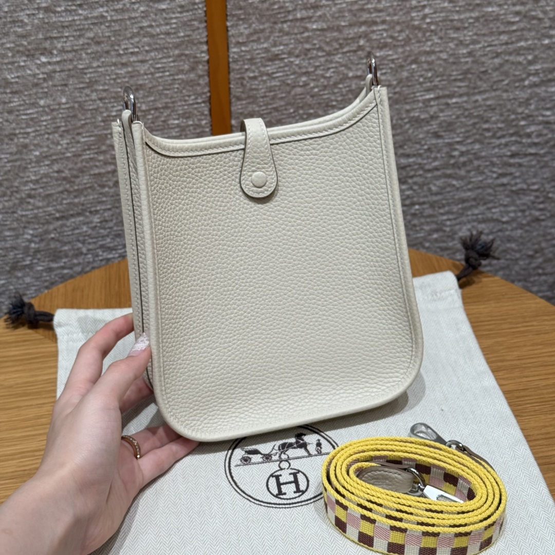 Style：Evelyne
Colour：10/craie
Size：16*18*5cm
Leather：clemence From France
Hardware：silver

迷你伊芙琳，奶昔白，彩色肩带，tc皮，法国进口原厂牛皮，银扣，高级全手工专属定制‼️

客订实拍🐎🐎customer order🐎🐎