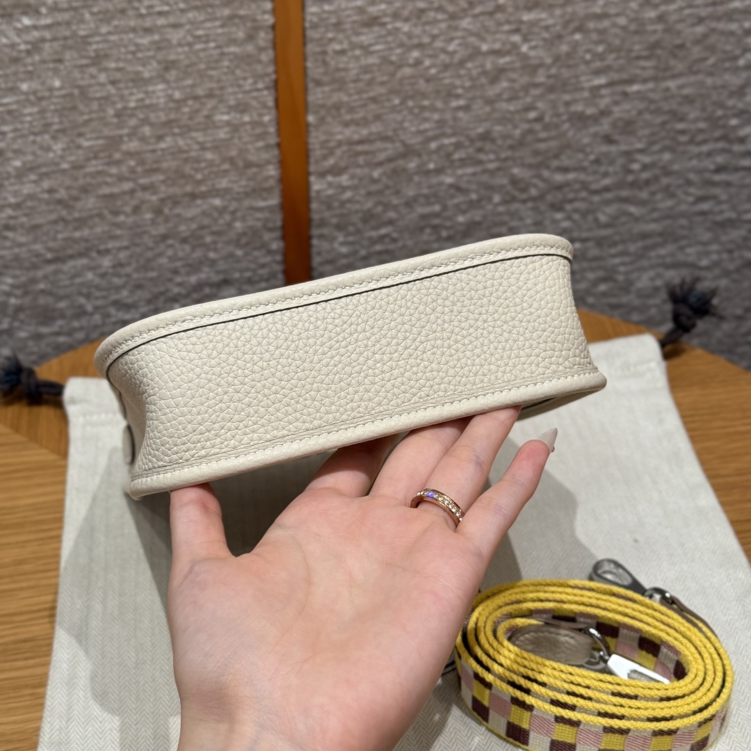 Style：Evelyne
Colour：10/craie
Size：16*18*5cm
Leather：clemence From France
Hardware：silver

迷你伊芙琳，奶昔白，彩色肩带，tc皮，法国进口原厂牛皮，银扣，高级全手工专属定制‼️

客订实拍🐎🐎customer order🐎🐎