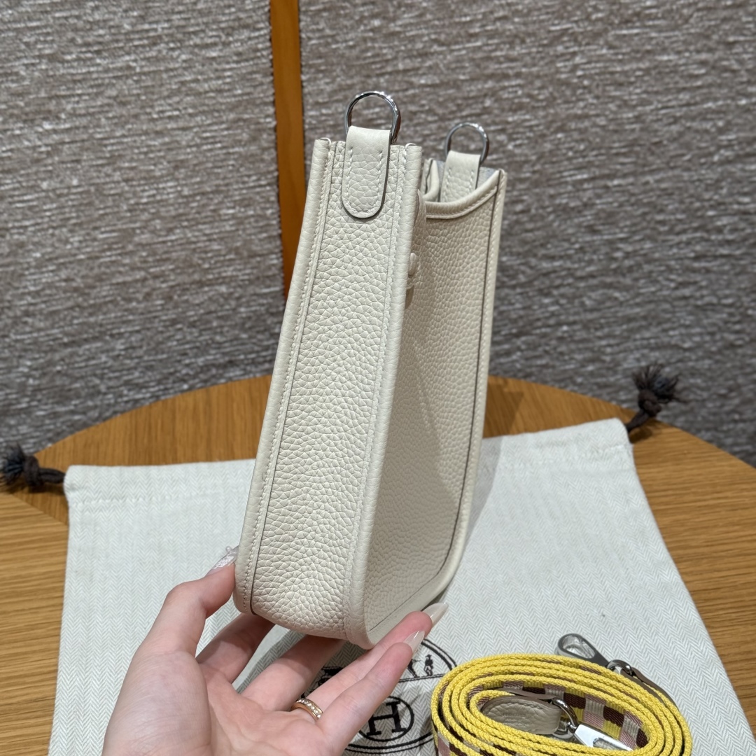 Style：Evelyne
Colour：10/craie
Size：16*18*5cm
Leather：clemence From France
Hardware：silver

迷你伊芙琳，奶昔白，彩色肩带，tc皮，法国进口原厂牛皮，银扣，高级全手工专属定制‼️

客订实拍🐎🐎customer order🐎🐎