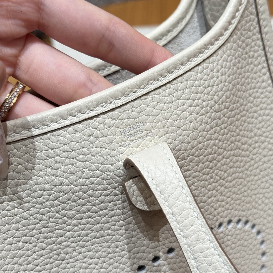 Style：Evelyne
Colour：10/craie
Size：16*18*5cm
Leather：clemence From France
Hardware：silver

迷你伊芙琳，奶昔白，彩色肩带，tc皮，法国进口原厂牛皮，银扣，高级全手工专属定制‼️

客订实拍🐎🐎customer order🐎🐎
