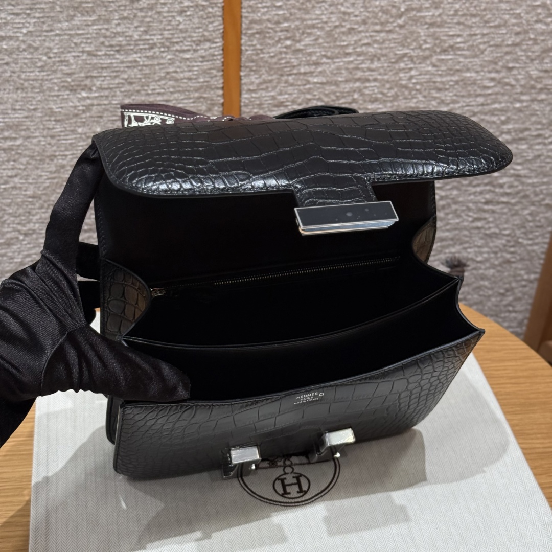 Style：Constance
Colour：89/Noir
Size：24*15*5cm
Leather：Matte alligator🐊imported From France whick originally from Mississippi.
Hardware：Black enamel fittings

康康24，黑色，法国进口雾面美洲鳄🐊，原产于密西西比河，黑色珐琅扣，高级全手工专属定制‼️

客订实拍🐎🐎customer order🐎🐎