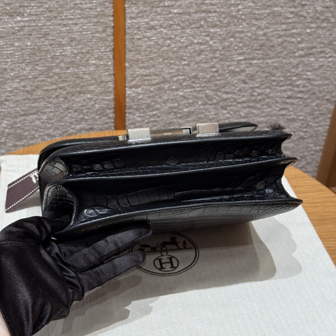 Style：Constance
Colour：89/Noir
Size：24*15*5cm
Leather：Matte alligator🐊imported From France whick originally from Mississippi.
Hardware：Black enamel fittings

康康24，黑色，法国进口雾面美洲鳄🐊，原产于密西西比河，黑色珐琅扣，高级全手工专属定制‼️

客订实拍🐎🐎customer order🐎🐎
