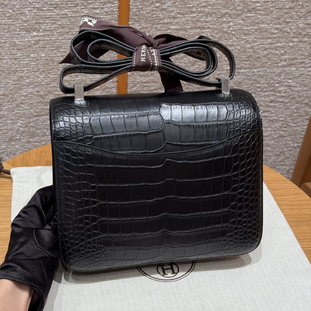 Style：Constance
Colour：89/Noir
Size：24*15*5cm
Leather：Matte alligator🐊imported From France whick originally from Mississippi.
Hardware：Black enamel fittings

康康24，黑色，法国进口雾面美洲鳄🐊，原产于密西西比河，黑色珐琅扣，高级全手工专属定制‼️

客订实拍🐎🐎customer order🐎🐎