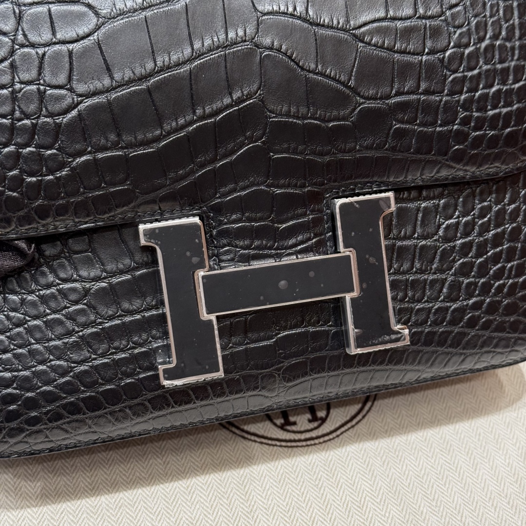 Style：Constance
Colour：89/Noir
Size：24*15*5cm
Leather：Matte alligator🐊imported From France whick originally from Mississippi.
Hardware：Black enamel fittings

康康24，黑色，法国进口雾面美洲鳄🐊，原产于密西西比河，黑色珐琅扣，高级全手工专属定制‼️

客订实拍🐎🐎customer order🐎🐎