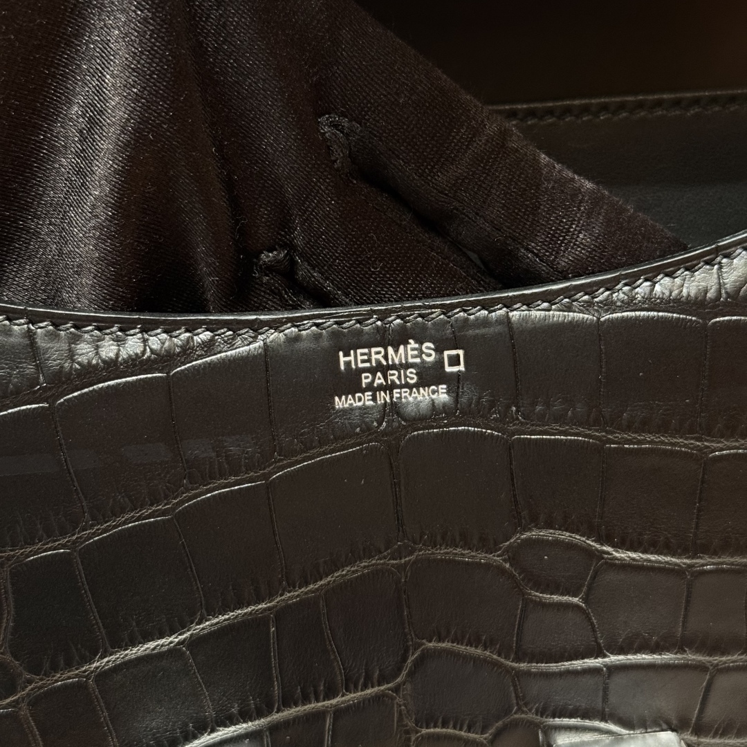 Style：Constance
Colour：89/Noir
Size：24*15*5cm
Leather：Matte alligator🐊imported From France whick originally from Mississippi.
Hardware：Black enamel fittings

康康24，黑色，法国进口雾面美洲鳄🐊，原产于密西西比河，黑色珐琅扣，高级全手工专属定制‼️

客订实拍🐎🐎customer order🐎🐎