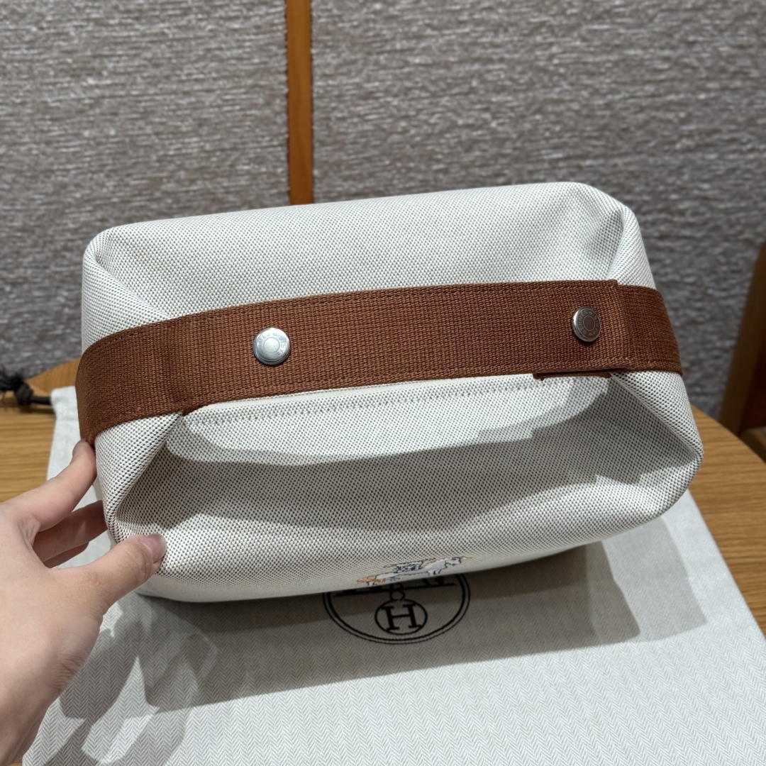 H880
Style：Bride a Brac
Colour：4B/Biscuit
Size：25*21*14cm
Leather：all- cotton
Hardware：silver

大号饭盒包25cm，饼干色-小马款，棉质帆布收纳包，人字纹帆布内衬，3个内侧口袋，悬挂提手

客订实拍🐎🐎customer order🐎🐎