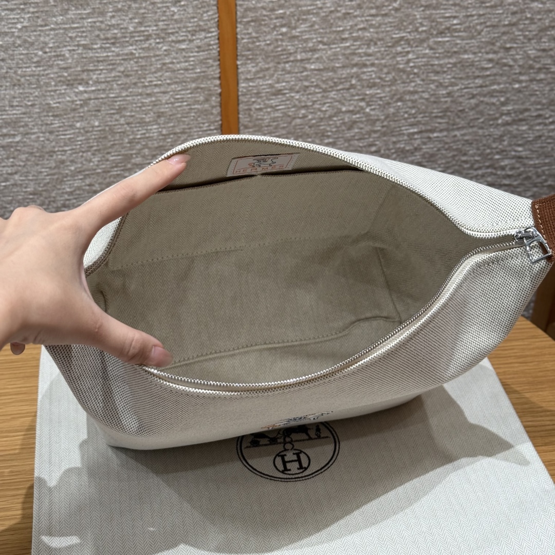 H880
Style：Bride a Brac
Colour：4B/Biscuit
Size：25*21*14cm
Leather：all- cotton
Hardware：silver

大号饭盒包25cm，饼干色-小马款，棉质帆布收纳包，人字纹帆布内衬，3个内侧口袋，悬挂提手

客订实拍🐎🐎customer order🐎🐎