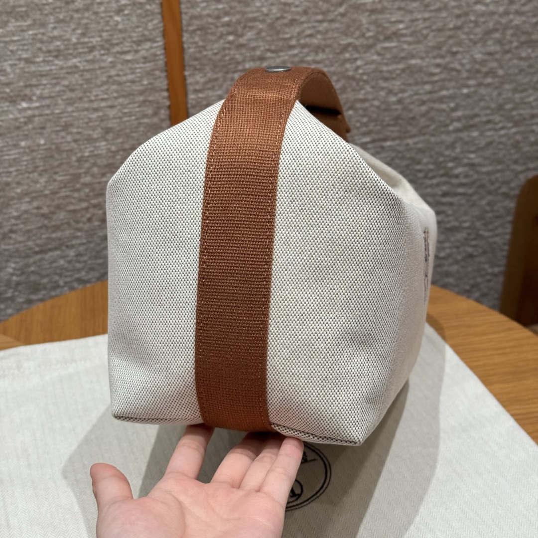 H880
Style：Bride a Brac
Colour：4B/Biscuit
Size：25*21*14cm
Leather：all- cotton
Hardware：silver

大号饭盒包25cm，饼干色-小马款，棉质帆布收纳包，人字纹帆布内衬，3个内侧口袋，悬挂提手

客订实拍🐎🐎customer order🐎🐎
