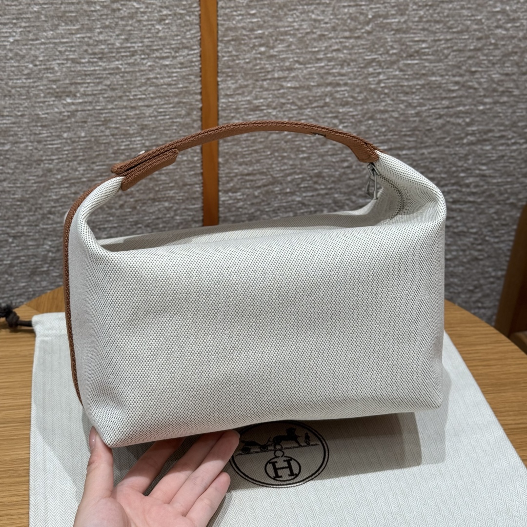H880
Style：Bride a Brac
Colour：4B/Biscuit
Size：25*21*14cm
Leather：all- cotton
Hardware：silver

大号饭盒包25cm，饼干色-小马款，棉质帆布收纳包，人字纹帆布内衬，3个内侧口袋，悬挂提手

客订实拍🐎🐎customer order🐎🐎