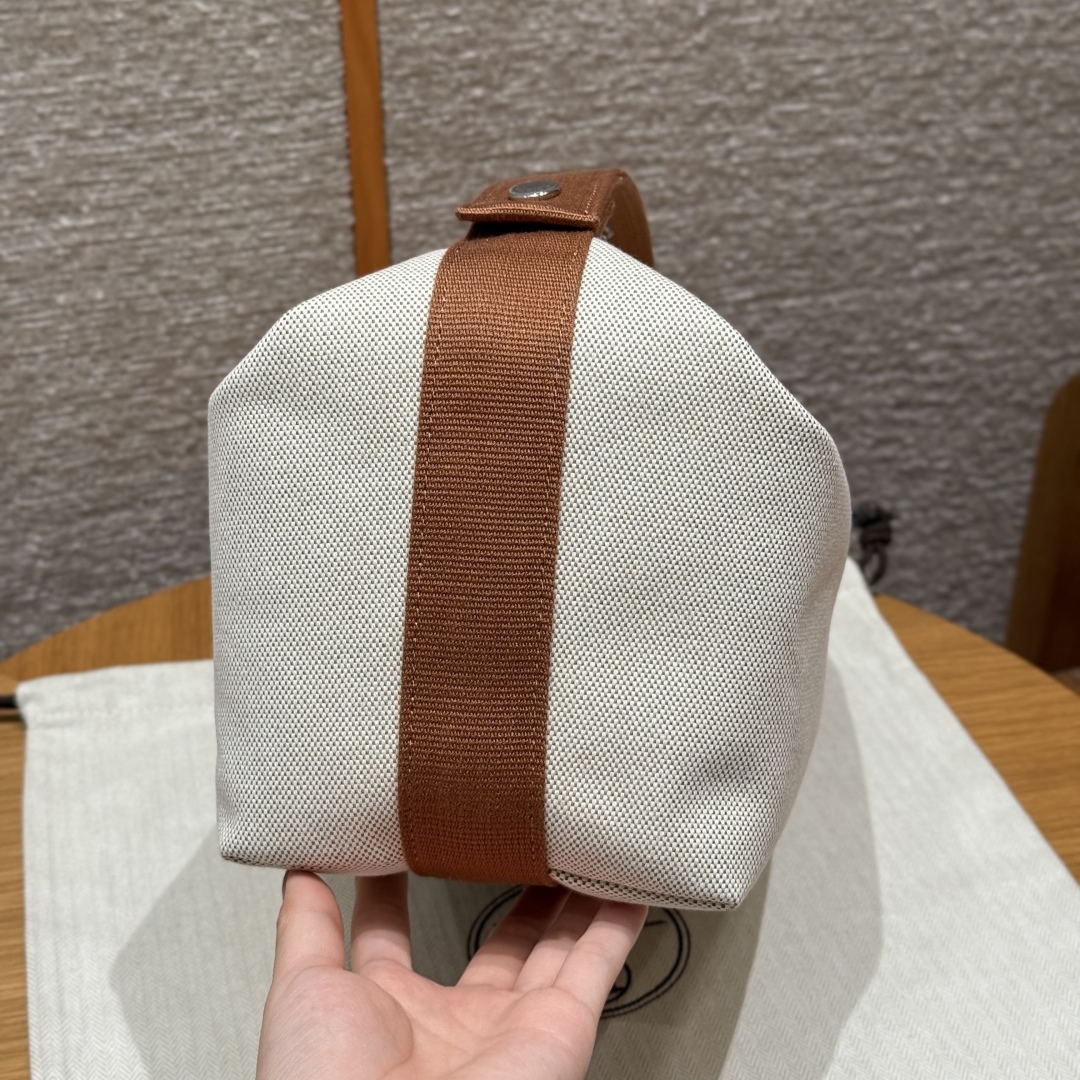 H880
Style：Bride a Brac
Colour：4B/Biscuit
Size：25*21*14cm
Leather：all- cotton
Hardware：silver

大号饭盒包25cm，饼干色-小马款，棉质帆布收纳包，人字纹帆布内衬，3个内侧口袋，悬挂提手

客订实拍🐎🐎customer order🐎🐎