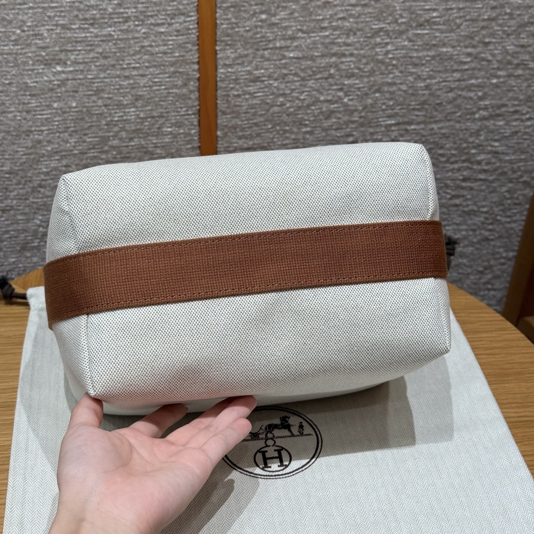 H880
Style：Bride a Brac
Colour：4B/Biscuit
Size：25*21*14cm
Leather：all- cotton
Hardware：silver

大号饭盒包25cm，饼干色-小马款，棉质帆布收纳包，人字纹帆布内衬，3个内侧口袋，悬挂提手

客订实拍🐎🐎customer order🐎🐎