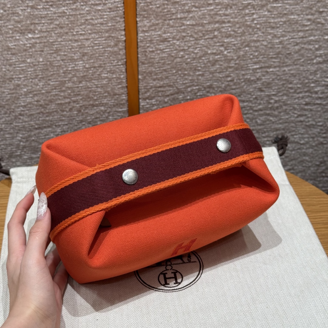 H780
Style：Bride a Brac
Colour：9J/Feu
Size：21*17*12cm
Leather：all- cotton
Hardware：silver

介绍：饭盒H21cm，火焰橙，棉质帆布收纳包，人字纹帆布内衬，3个内侧口袋，悬挂提手

客订实拍🐎🐎customer order🐎🐎