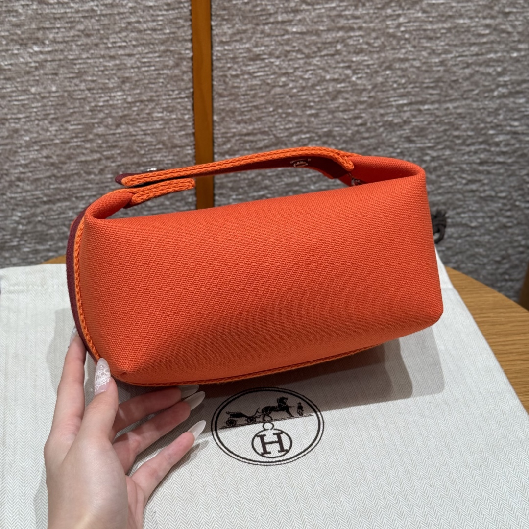 H780
Style：Bride a Brac
Colour：9J/Feu
Size：21*17*12cm
Leather：all- cotton
Hardware：silver

介绍：饭盒H21cm，火焰橙，棉质帆布收纳包，人字纹帆布内衬，3个内侧口袋，悬挂提手

客订实拍🐎🐎customer order🐎🐎