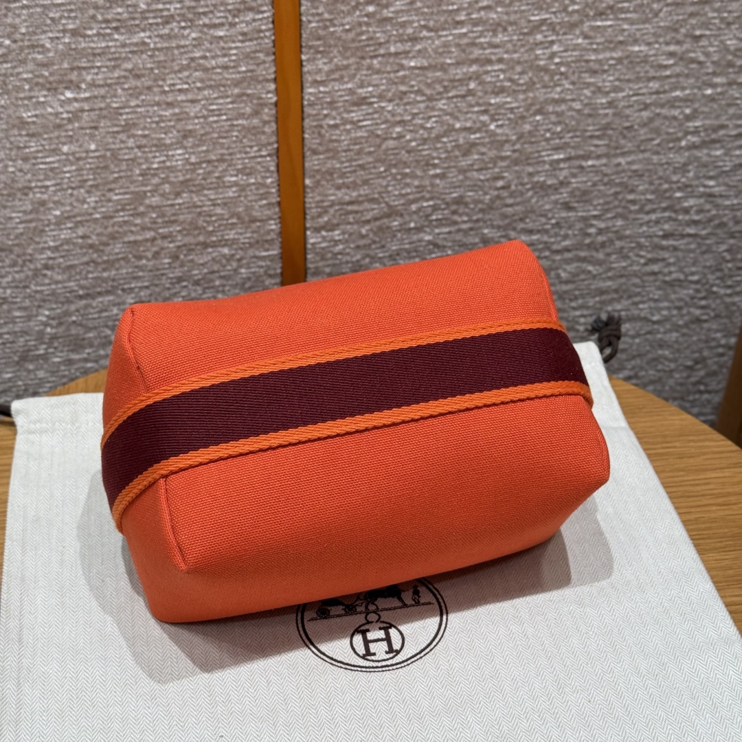 H780
Style：Bride a Brac
Colour：9J/Feu
Size：21*17*12cm
Leather：all- cotton
Hardware：silver

介绍：饭盒H21cm，火焰橙，棉质帆布收纳包，人字纹帆布内衬，3个内侧口袋，悬挂提手

客订实拍🐎🐎customer order🐎🐎