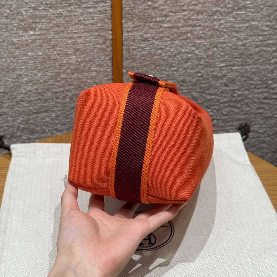 H780
Style：Bride a Brac
Colour：9J/Feu
Size：21*17*12cm
Leather：all- cotton
Hardware：silver

介绍：饭盒H21cm，火焰橙，棉质帆布收纳包，人字纹帆布内衬，3个内侧口袋，悬挂提手

客订实拍🐎🐎customer order🐎🐎