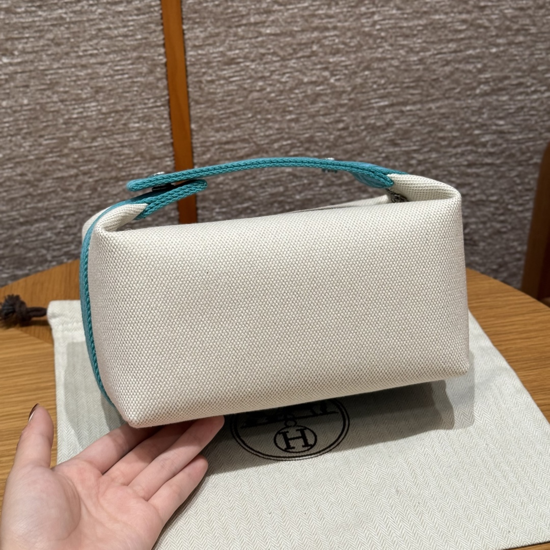 H780
Style：Bride a Brac
Colour：3P/Blue Atoll
Size：21*17*12cm
Leather：all-cotton
Hardware：Silver

饭盒H21cm，马卡龙蓝，棉质帆布收纳包，人字纹帆布内衬，3个内侧口袋，悬挂提手

客订实拍🐎🐎customer order🐎🐎