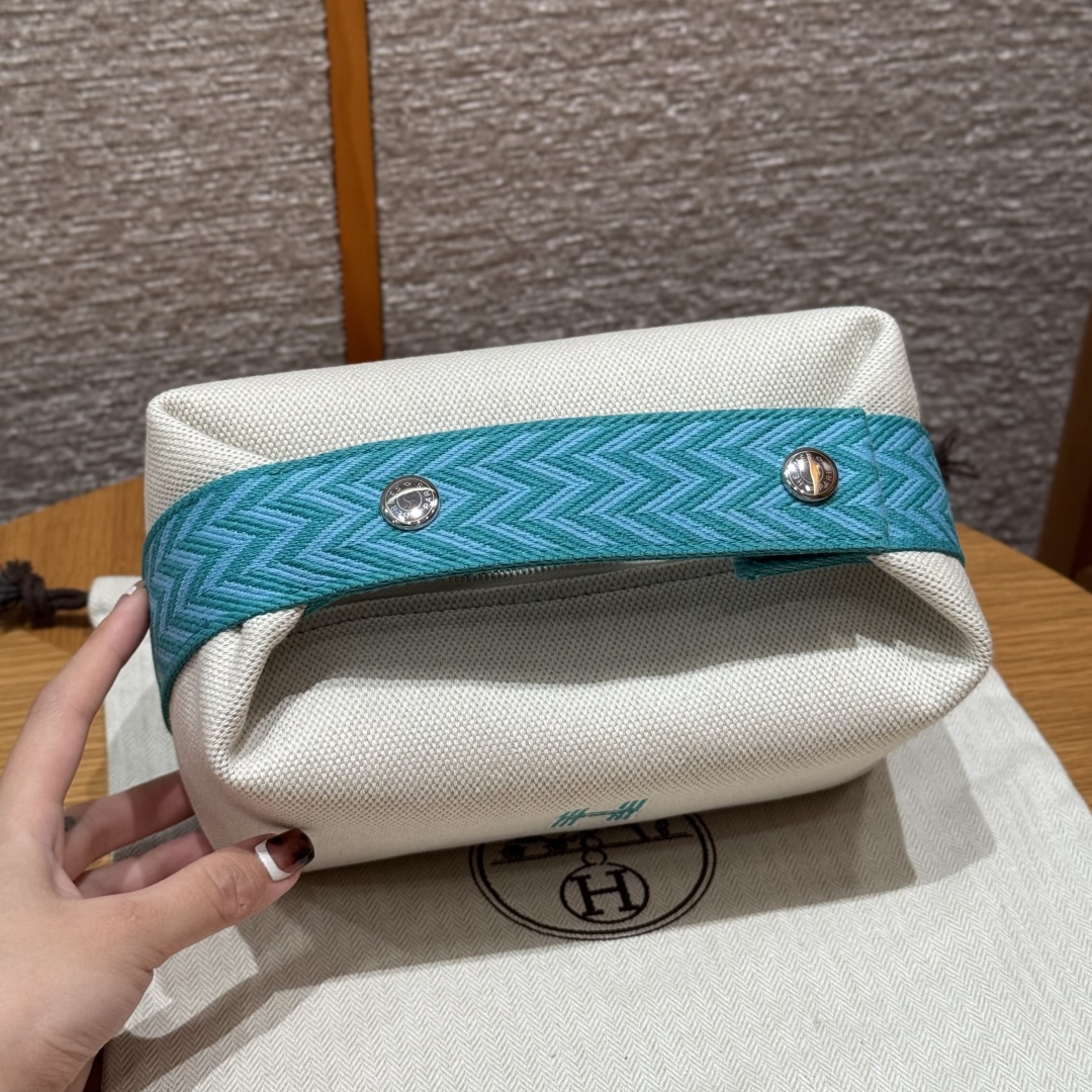H780
Style：Bride a Brac
Colour：3P/Blue Atoll
Size：21*17*12cm
Leather：all-cotton
Hardware：Silver

饭盒H21cm，马卡龙蓝，棉质帆布收纳包，人字纹帆布内衬，3个内侧口袋，悬挂提手

客订实拍🐎🐎customer order🐎🐎