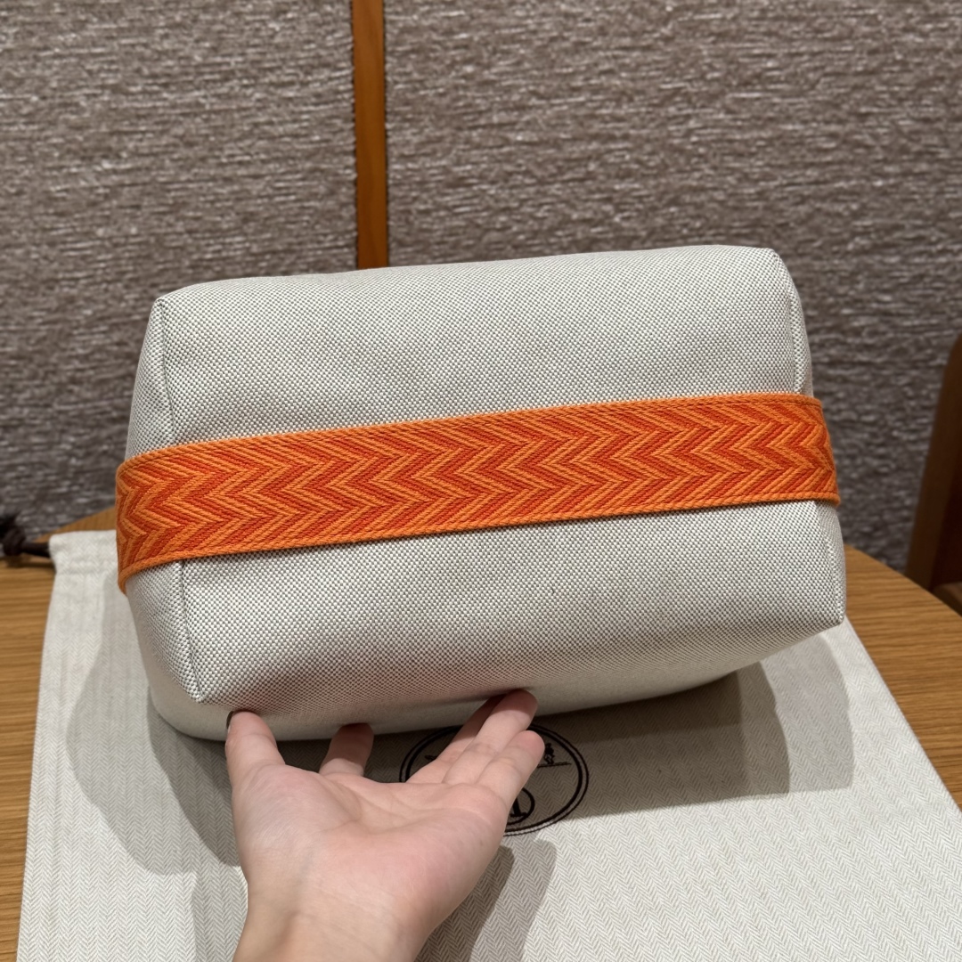 H880
Style：Bride a Brac
Colour：Orange
Size：25*21*14cm
Leather：all-cotton
Hardware：silver

介绍：饭盒H25cm，橙色，棉质帆布收纳包，3个内侧口袋，悬挂提手

客订实拍🐎🐎customer order🐎🐎