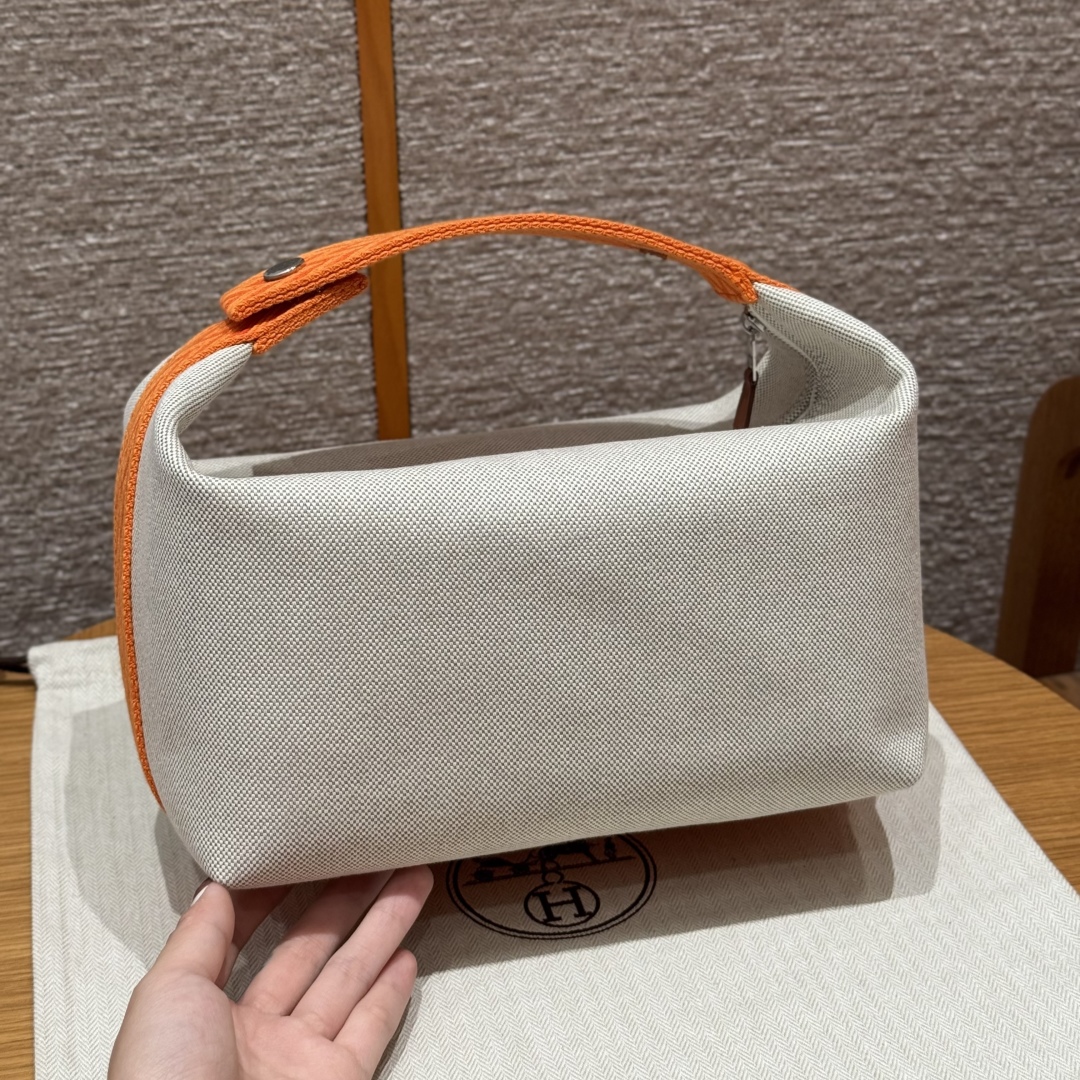 H880
Style：Bride a Brac
Colour：Orange
Size：25*21*14cm
Leather：all-cotton
Hardware：silver

介绍：饭盒H25cm，橙色，棉质帆布收纳包，3个内侧口袋，悬挂提手

客订实拍🐎🐎customer order🐎🐎