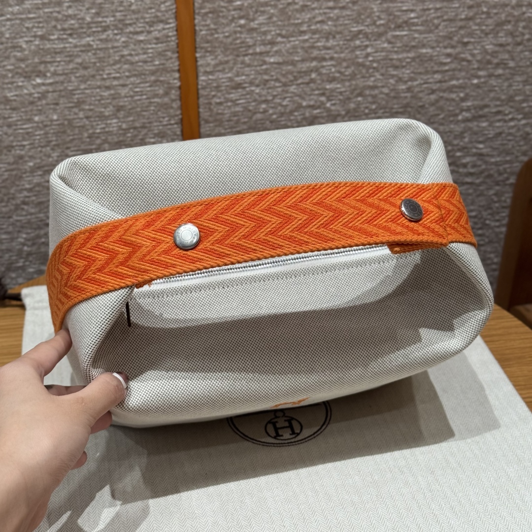 H880
Style：Bride a Brac
Colour：Orange
Size：25*21*14cm
Leather：all-cotton
Hardware：silver

介绍：饭盒H25cm，橙色，棉质帆布收纳包，3个内侧口袋，悬挂提手

客订实拍🐎🐎customer order🐎🐎