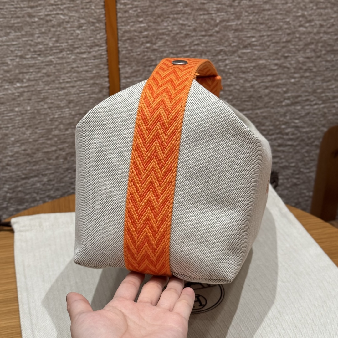 H880
Style：Bride a Brac
Colour：Orange
Size：25*21*14cm
Leather：all-cotton
Hardware：silver

介绍：饭盒H25cm，橙色，棉质帆布收纳包，3个内侧口袋，悬挂提手

客订实拍🐎🐎customer order🐎🐎