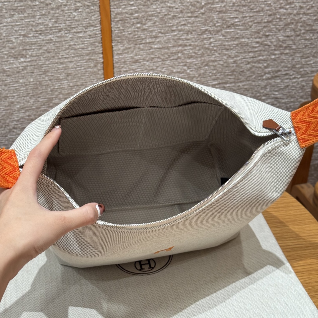 H880
Style：Bride a Brac
Colour：Orange
Size：25*21*14cm
Leather：all-cotton
Hardware：silver

介绍：饭盒H25cm，橙色，棉质帆布收纳包，3个内侧口袋，悬挂提手

客订实拍🐎🐎customer order🐎🐎