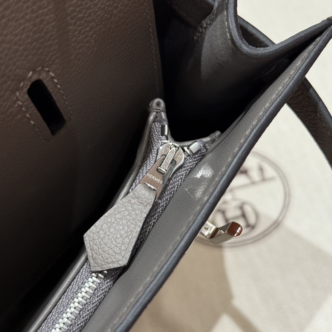 Style：Jypsiere
Colour：0L/Girs Meyer
Size：28*23.5*12.5cm
Leather：Evercolor  From France
Hardware：silver

吉普赛28cm，积雨云灰，eve皮，法国进口牛皮，银扣，顶级手缝蜡线制作、纯手工私人高定‼️‼️

客订实拍🐎🐎customer order🐎🐎