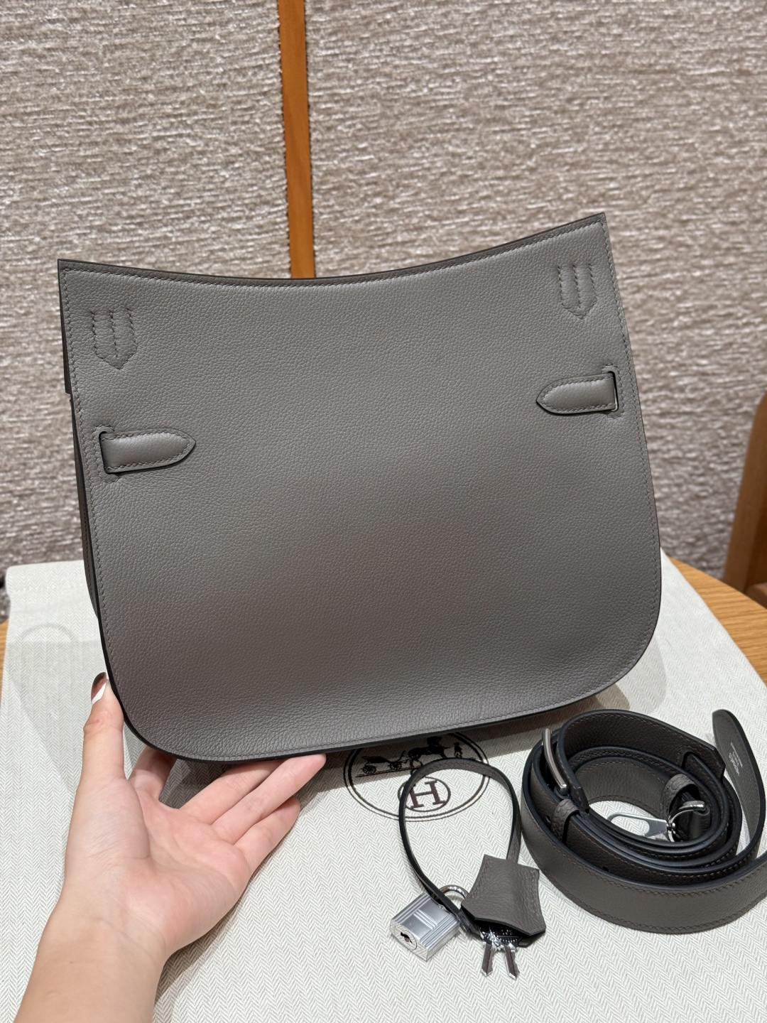 Style：Jypsiere
Colour：0L/Girs Meyer
Size：28*23.5*12.5cm
Leather：Evercolor  From France
Hardware：silver

吉普赛28cm，积雨云灰，eve皮，法国进口牛皮，银扣，顶级手缝蜡线制作、纯手工私人高定‼️‼️

客订实拍🐎🐎customer order🐎🐎