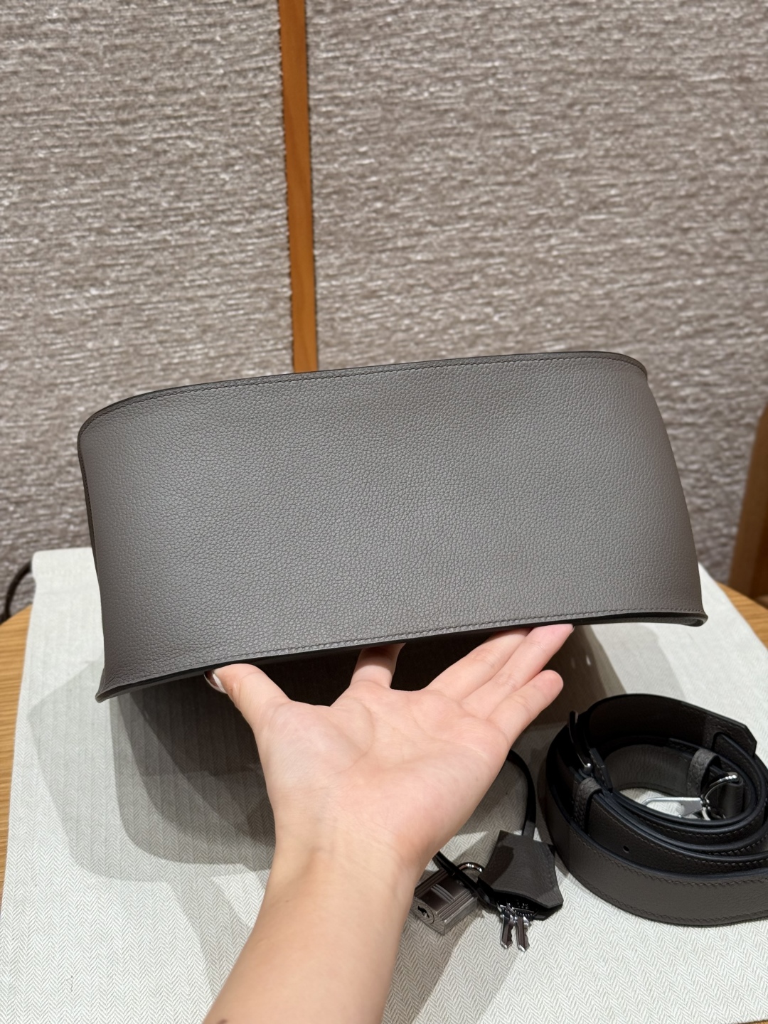 Style：Jypsiere
Colour：0L/Girs Meyer
Size：28*23.5*12.5cm
Leather：Evercolor  From France
Hardware：silver

吉普赛28cm，积雨云灰，eve皮，法国进口牛皮，银扣，顶级手缝蜡线制作、纯手工私人高定‼️‼️

客订实拍🐎🐎customer order🐎🐎