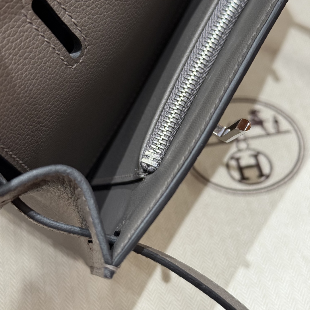 Style：Jypsiere
Colour：0L/Girs Meyer
Size：28*23.5*12.5cm
Leather：Evercolor  From France
Hardware：silver

吉普赛28cm，积雨云灰，eve皮，法国进口牛皮，银扣，顶级手缝蜡线制作、纯手工私人高定‼️‼️

客订实拍🐎🐎customer order🐎🐎