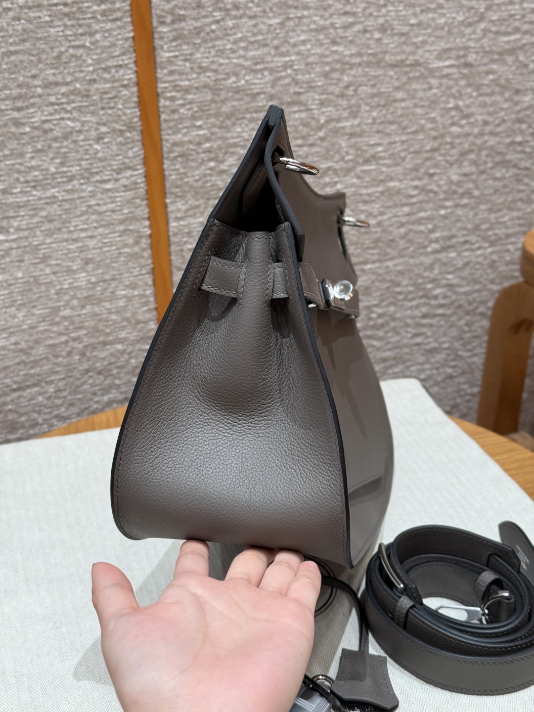 Style：Jypsiere
Colour：0L/Girs Meyer
Size：28*23.5*12.5cm
Leather：Evercolor  From France
Hardware：silver

吉普赛28cm，积雨云灰，eve皮，法国进口牛皮，银扣，顶级手缝蜡线制作、纯手工私人高定‼️‼️

客订实拍🐎🐎customer order🐎🐎