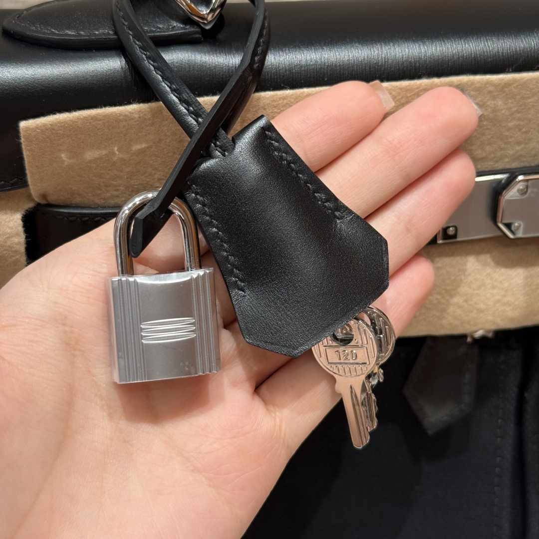 Style：Kelly lakis
Colour：89/noir
Size：32*23*10.5
Leather：box From France
Hardware：silver

凯莉32，黑色，法国进口box牛皮拼布，银扣，高级全手工专属定制‼️

纯手工手打钉，手刻五金，精钢电渡18k五金

客订实拍🐎🐎customer order🐎🐎